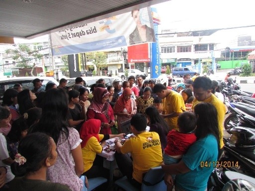 Masyarakat Jambi memadati pasar murah yang digelar Bank Arta Graha